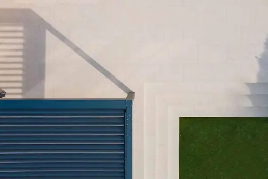 Top-down view of Egyptian Light porcelain paving and matching steps with defined joints and soft shadows.